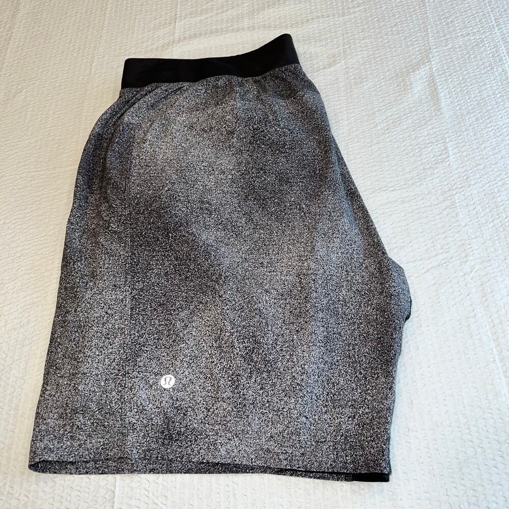 Lululemon gray and black T.H.E short men XXL